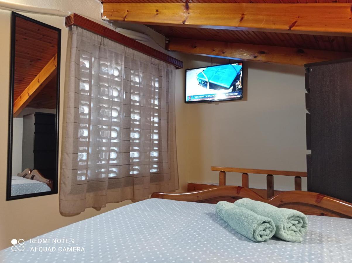Bratis House Apartment Вартоломион Екстериор снимка