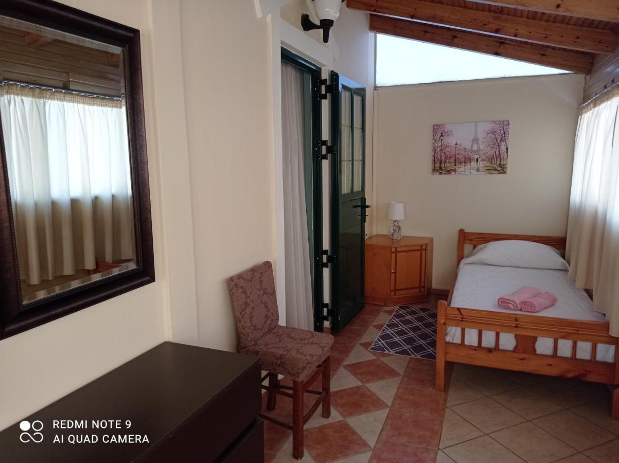 Bratis House Apartment Вартоломион Екстериор снимка